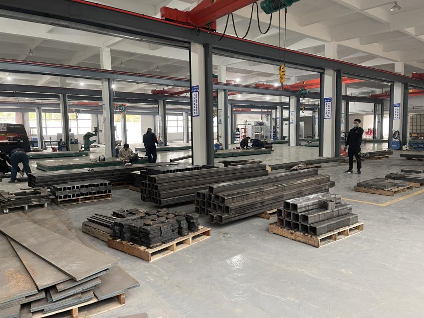 車間工人正在作業...